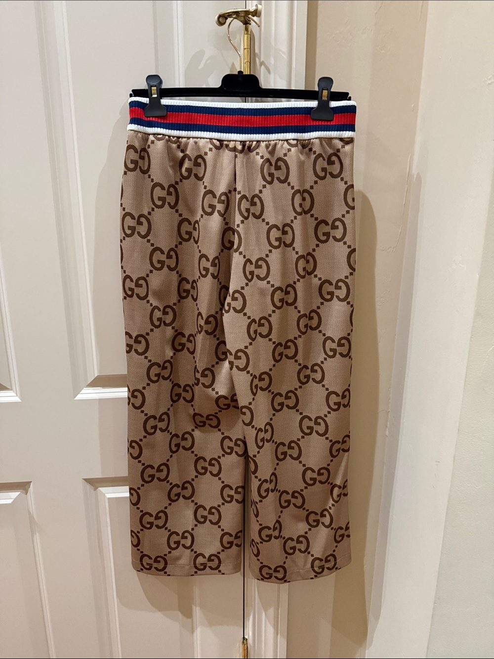 Gucci capri loose large logo pants. Size medium BNWT. Never worn. - Picture 5 of 10